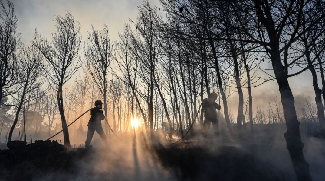 Χωρίς ενεργό μέτωπο η πυρκαγιά στη Σταμάτα, διάσπαρτες εστίες στην Κερατέα