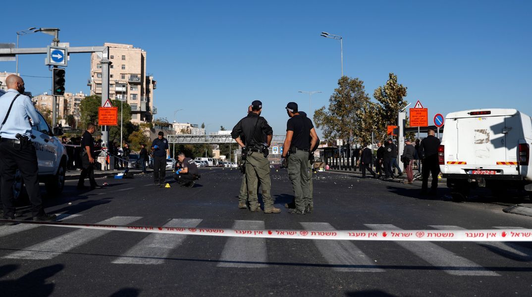 Επίθεση με μαχαίρι σε εμπορικό κέντρο στο Ισραήλ: Νεκρός ένας εκ των τραυματιών - Σκοτώθηκε από πυρά ο δράστης - Διερευνώνται τα κίνητρα. 