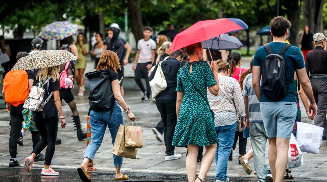 Πολίτες με ομπρέλες στο κέντρο της Αθήνας 
