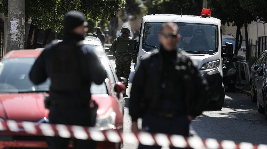 Αντιτρομοκρατική: Συνελήφθησαν 7 άτομα για εμπρησμούς σε κατάστημα, ξενοδοχείο και συναγωγή στο κέντρο της Αθήνας
