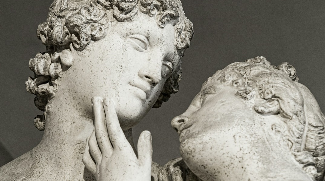 Δύο αγάλματα που τείνουν να φιληθούν