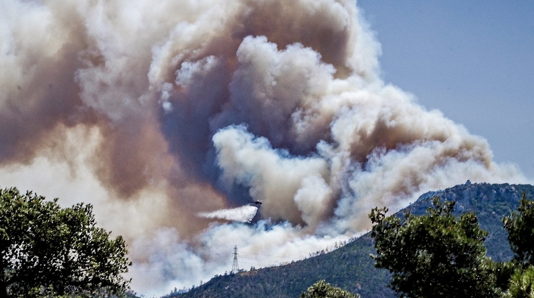 Στιγμιότυπο από την επιχείρηση κατάσβεσης της πυρκαγιάς που είχε ξεσπάσει στο Κατσιμίδι Πάρνηθας το περασμένο Σάββατο (29.6)