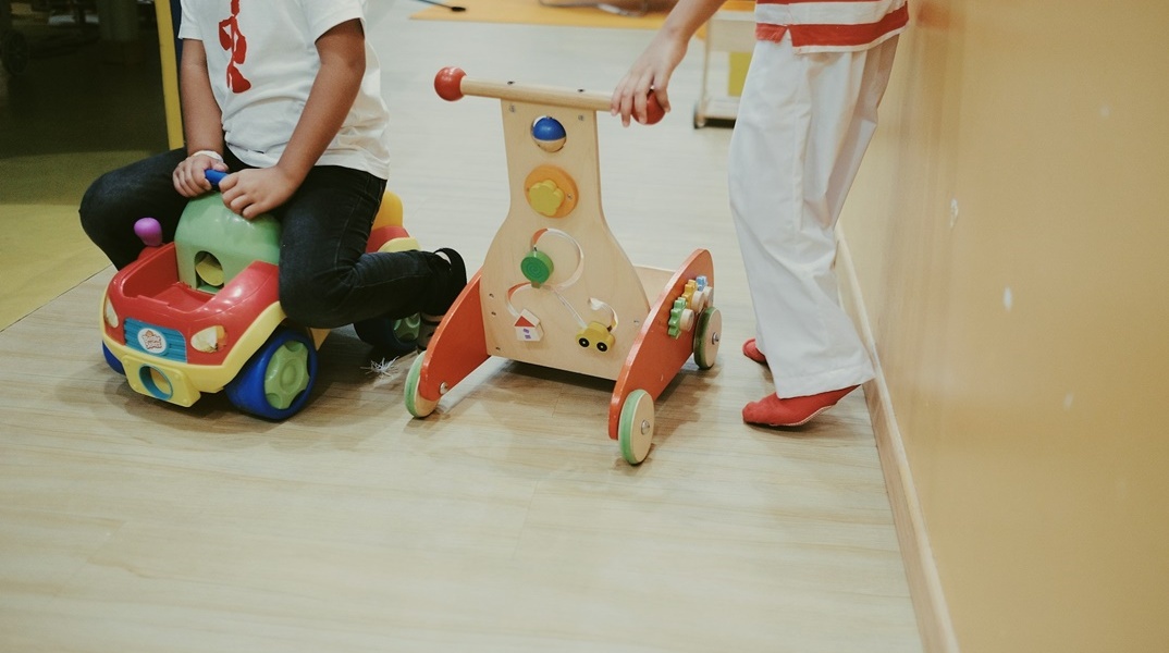 Παιδάκι παίζουν με περπατούρες σε παιδικό σταθμό