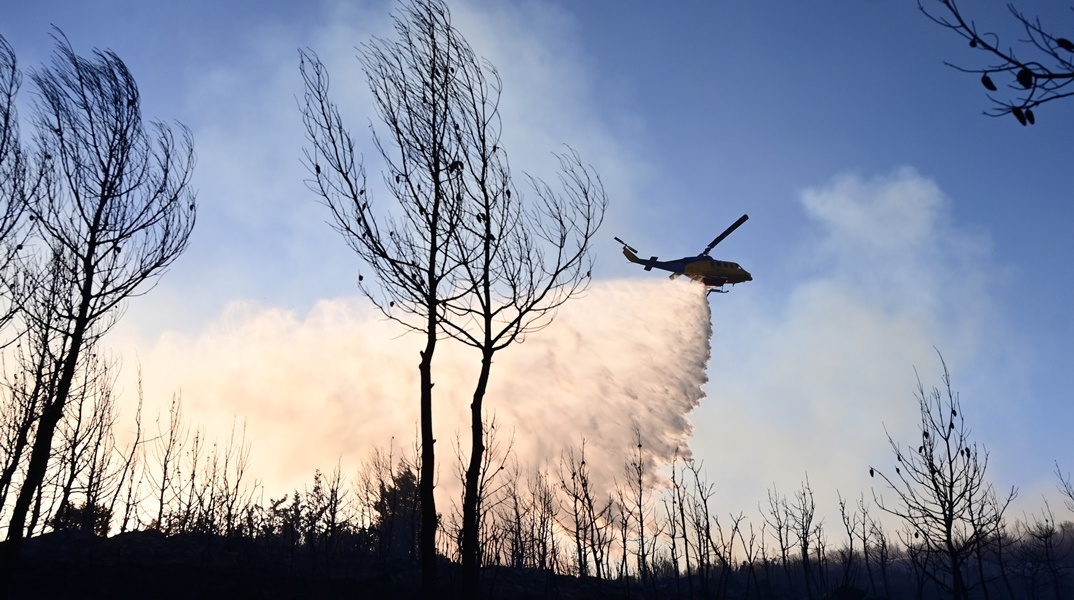 Ελικόπτερο επιχειρεί για την κατάσβεση φωτιάς