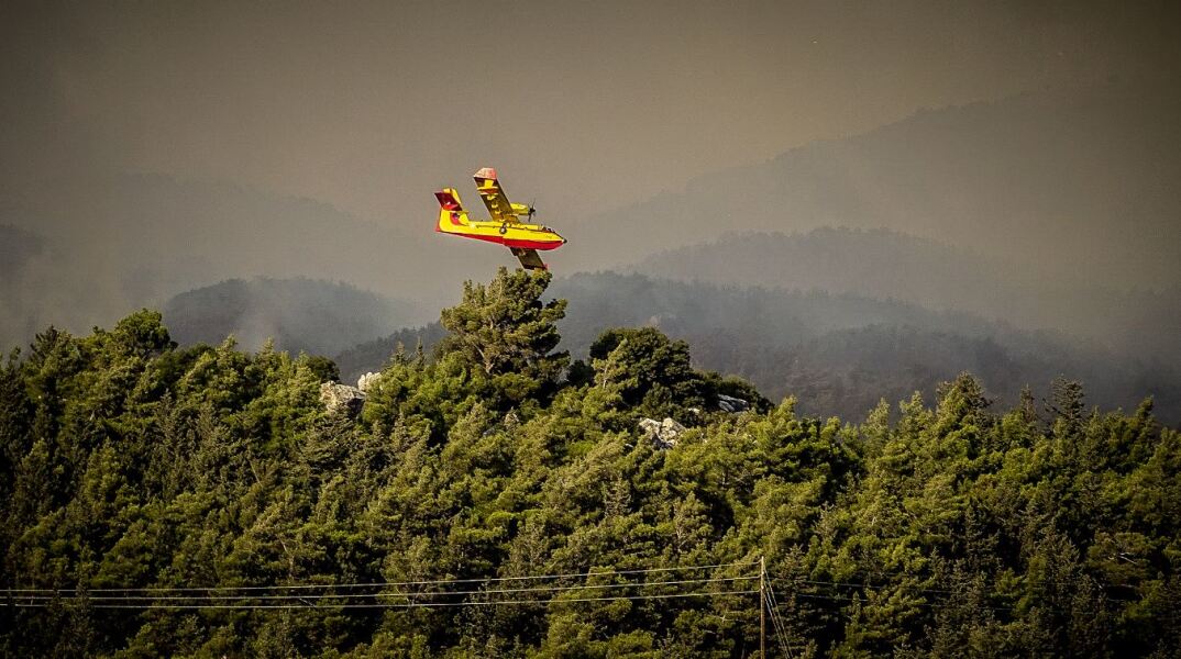 Πυροσβεστικό αεροπλάνο επιχειρεί σε φωτιά