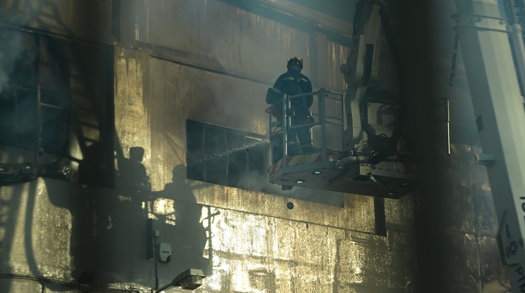 Πυροσβέστης επιχειρεί για την κατάσβεση φωτιάς σε εργοστάσιο στις Αχαρνές