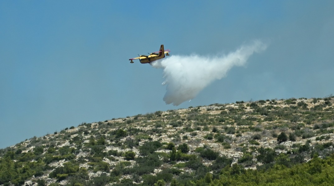 Πυροσβεστικό αεροσκάφος κατά τη διάρκεια κατάσβεσης