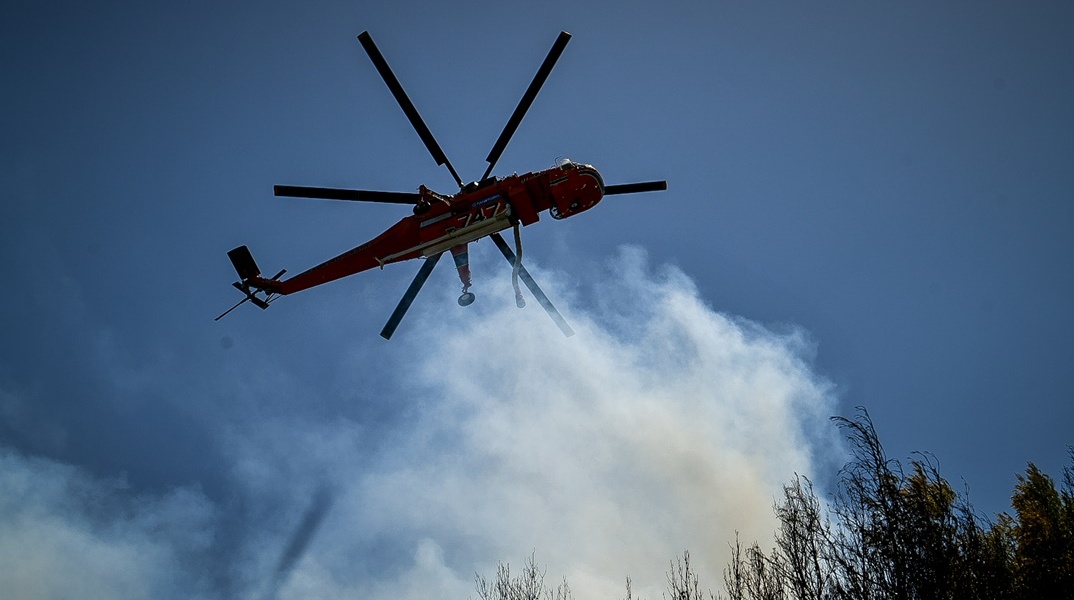 Ελικόπτερο επιχειρεί για την κατάσβεση φωτιάς