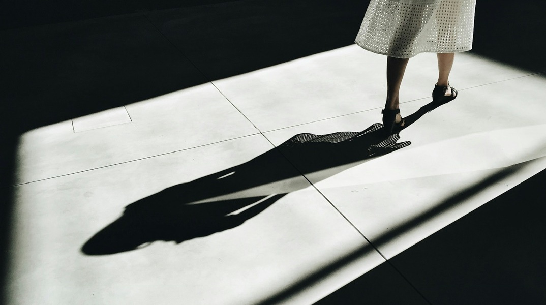 Σκιά γυναίκας στο πάτωμα