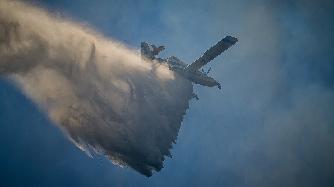 Πυροσβεστικό αεροσκάφος κατά τη διάρκεια κατάσβεσης