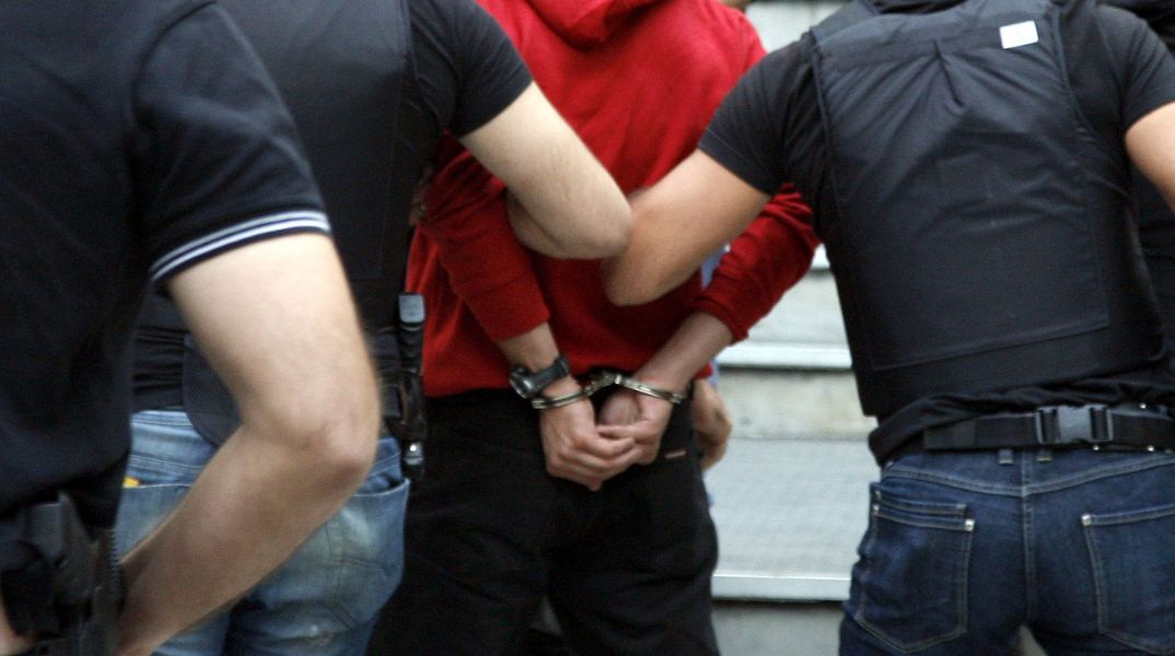 Αεροδρόμιο «Ελευθέριος Βενιζέλος»: Συνελήφθη 31χρονος καταζητούμενος με ευρωπαϊκό ένταλμα σύλληψης από τις Αρχές της Ιταλίας.