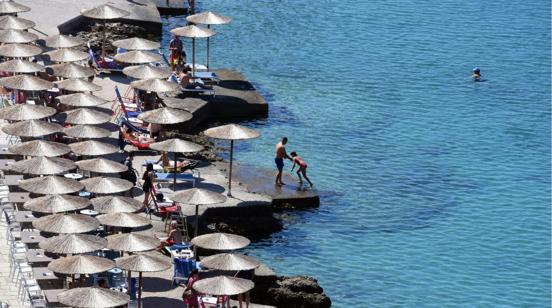 Euronews για παραλίες: Θετικά τα αποτελέσματα των μέτρων για την απαγόρευση της παράνομης τοποθέτησης τραπεζοκαθισμάτων και ομπρελών.