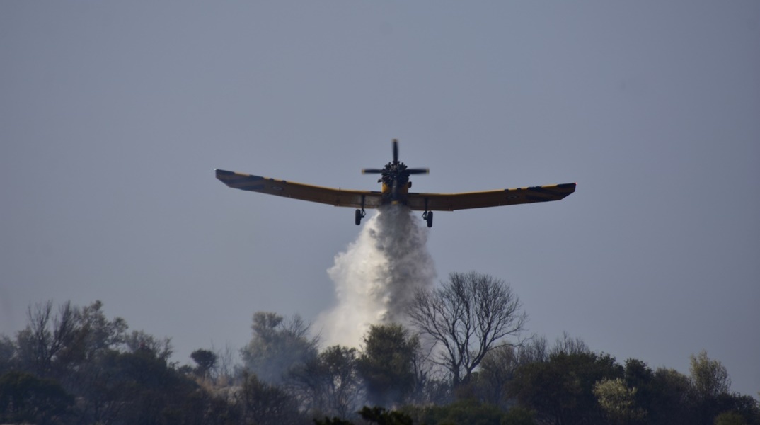 Πυροσβεστικό αεροσκάφος κατά τη διάρκεια κατάσβεσης