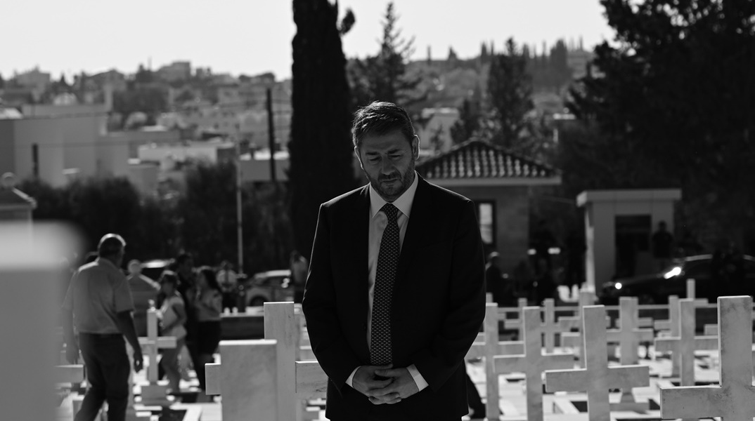 Ο Νίκος Ανδρουλάκης στον τάφο πεσόντων στην Κύπρο