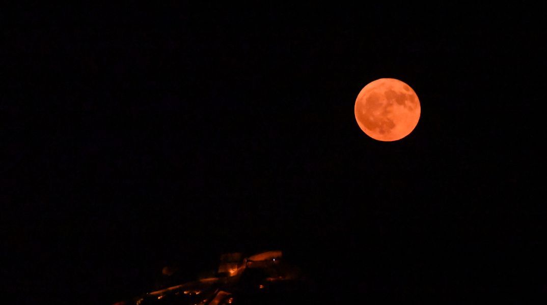 «Φεγγάρι του ελαφιού»: Εντυπωσιακές εικόνες από την πανσέληνο του Ιουλίου 