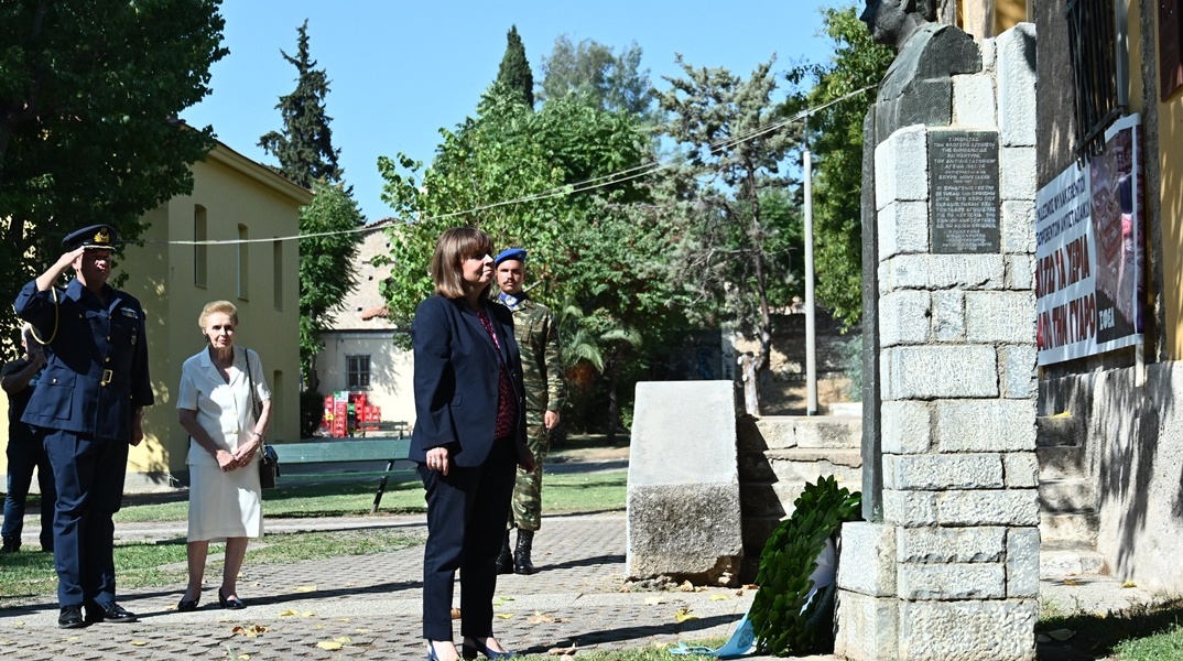Η Πρόεδρος της Δημοκρατίας, Κατερίνα Σακελλαροπούλου, κατέθεσε στεφάνι στην προτομή του Σπύρου Μουστακλή