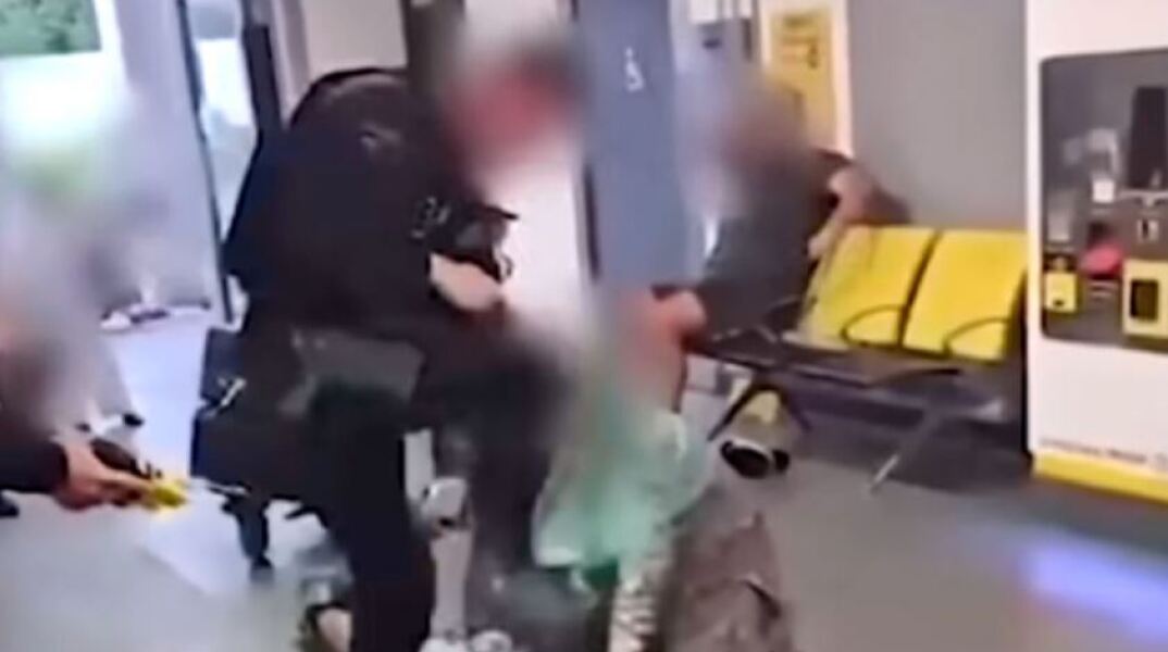 Βρετανία: Αντιδράσεις για τον άγριο ξυλοδαρμό άνδρα από αστυνομικό - Τον πάτησε στο κεφάλι