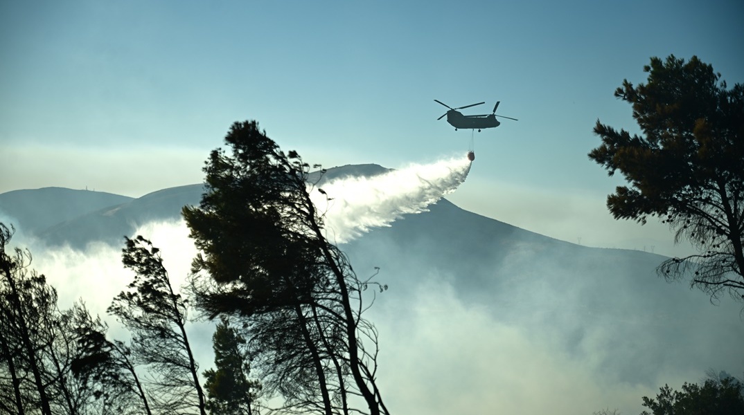 Πυροσβεστικό ελικόπτερο επιχειρεί για την κατάσβεση φωτιάς