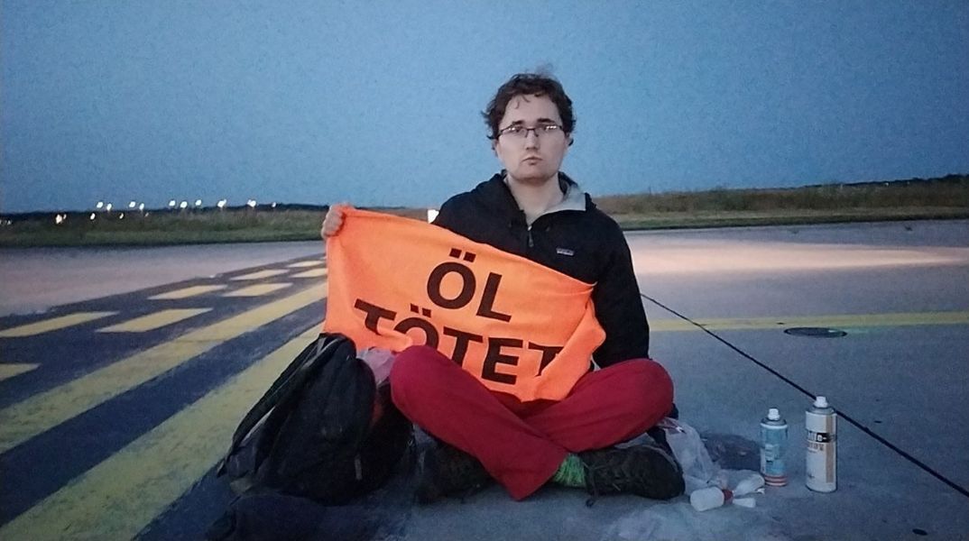 Γερμανία: Ακτιβιστές για το κλίμα απέκλεισαν το αεροδρόμιο της Φρανκφούρτης - Παρέλυσε η κίνηση και στο αεροδρόμιο Βόννης-Κολωνίας.