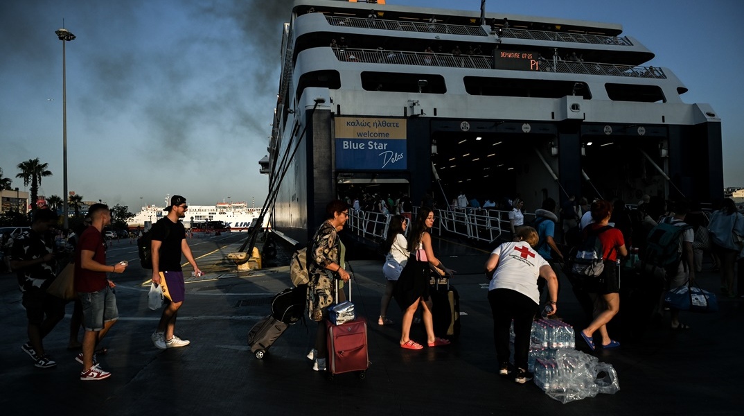 Ταξιδιώτες κατά την επιβίβασή τους σε πλοίο στο λιμάνι του Πειραιά