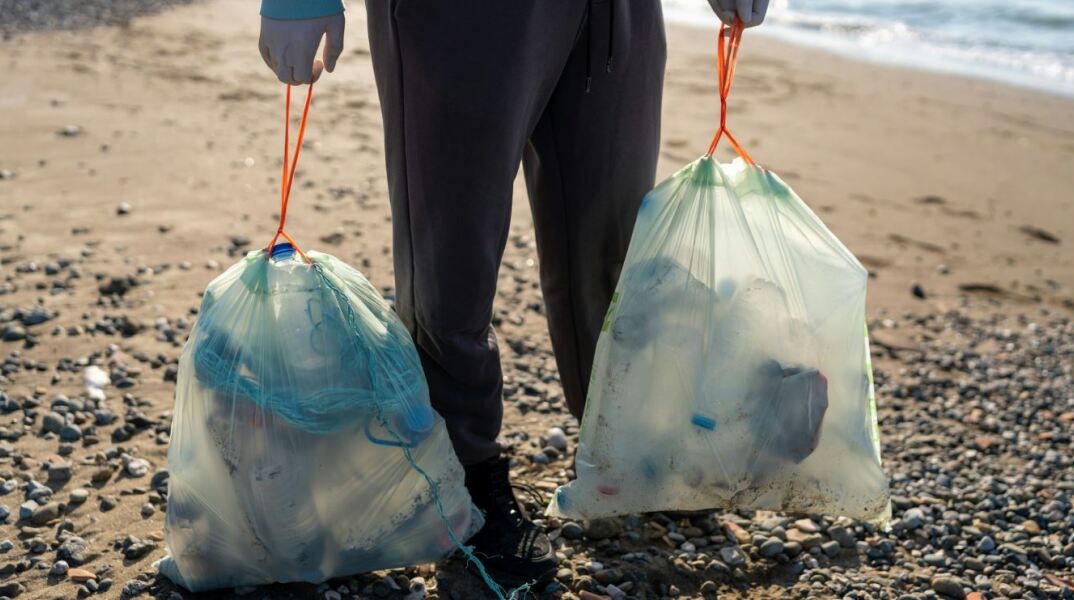 Οι πλαστικές σακούλες στις παραλίες του Ηνωμένου Βασιλείου μειώθηκαν κατά 80%
