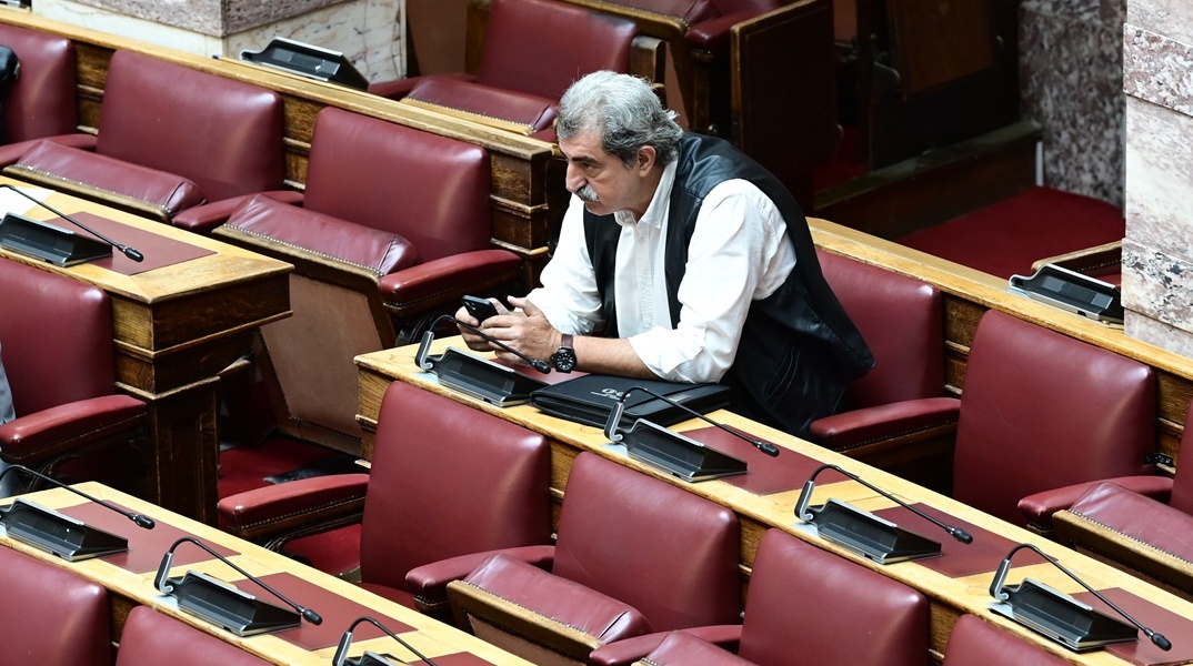 Παύλος Πολάκης στα άδεια έδρανα της Βουλής