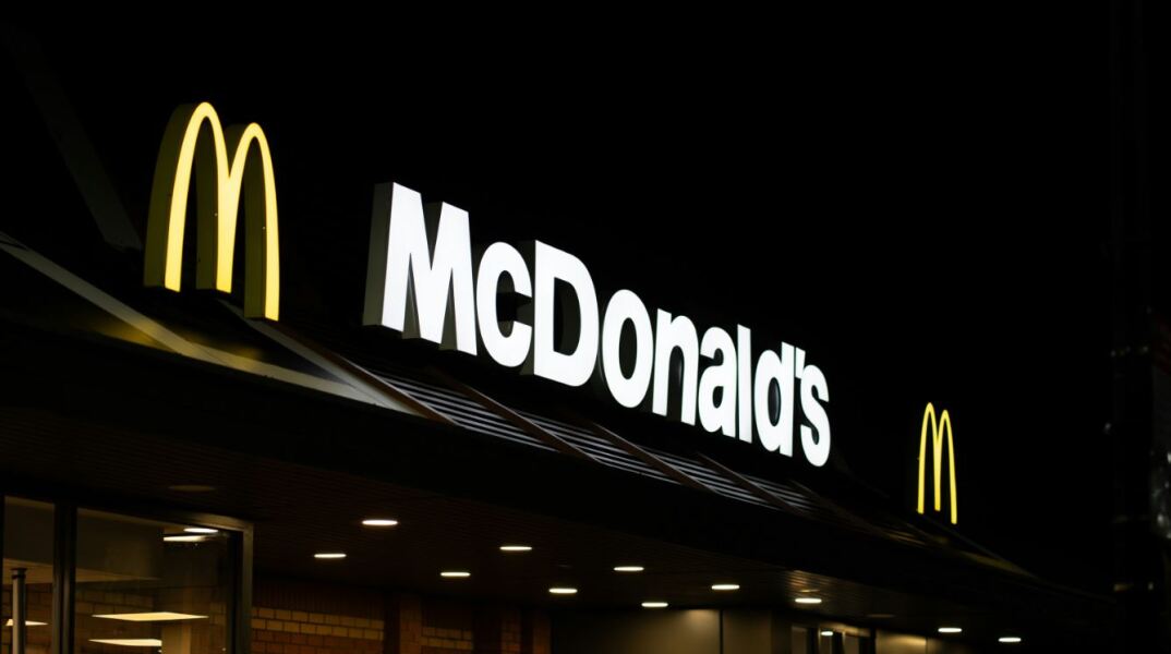 McDonald's: Πού οφείλεται η πτώση στις πωλήσεις τους - Τι αναφέρουν οι ειδικοί