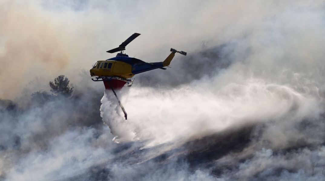 Ελικόπτερο επιχειρεί σε πυρκαγιά