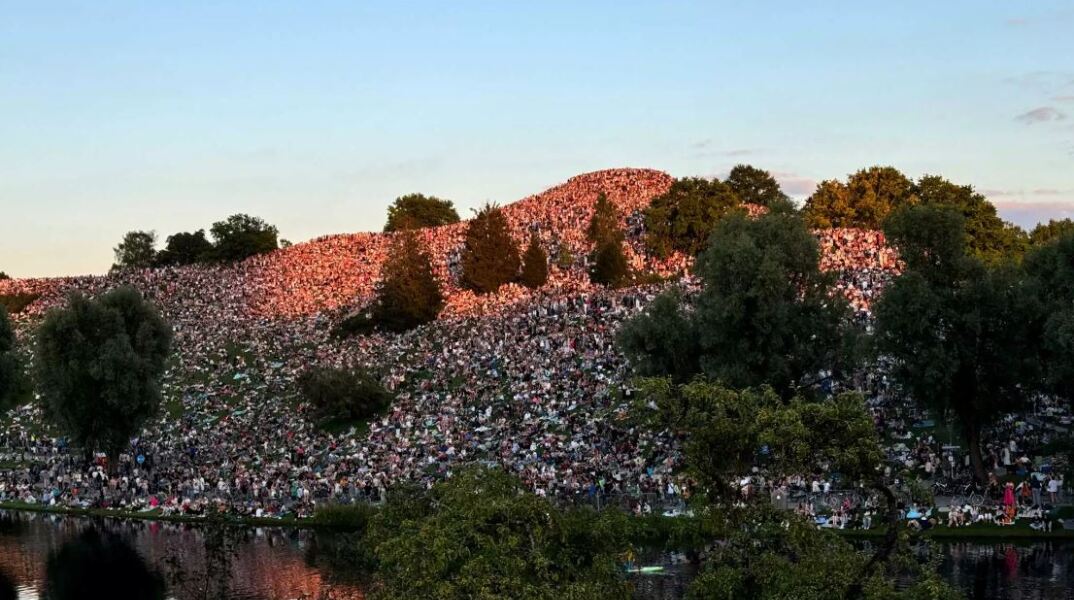 Τέιλορ Σουίφτ: Χιλιάδες σκαρφάλωσαν σε λόφο για να παρακολουθήσουν συναυλία της