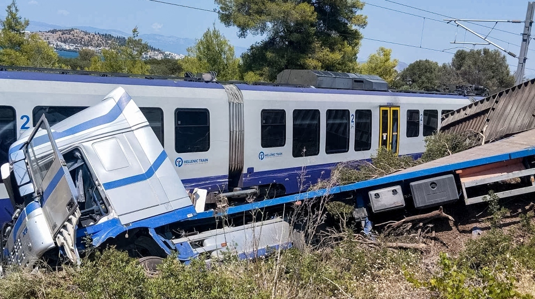Αυλίδα: Τρένο με 130 επιβάτες συγκρούστηκε με φορτηγό