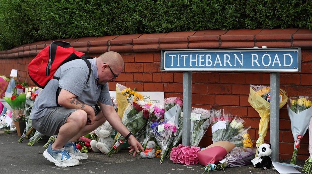 Λίγα λουλούδια και αρκουδάκια έξω από το σημείο της επίθεσης με μαχαίρι στη Βρετανία