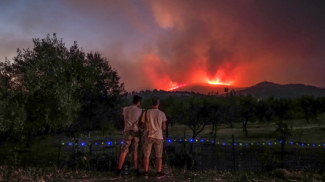 Φωτιά στην Εύβοια: Ολονύχτια μάχη με τις φλάγες