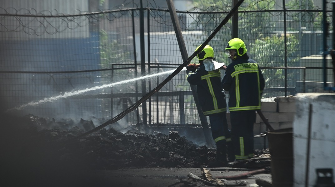 Πυροσβέστης κατά τη διάρκεια της κατάσβεσης φωτιάς σε αποθήκη στο Αιγάλεω