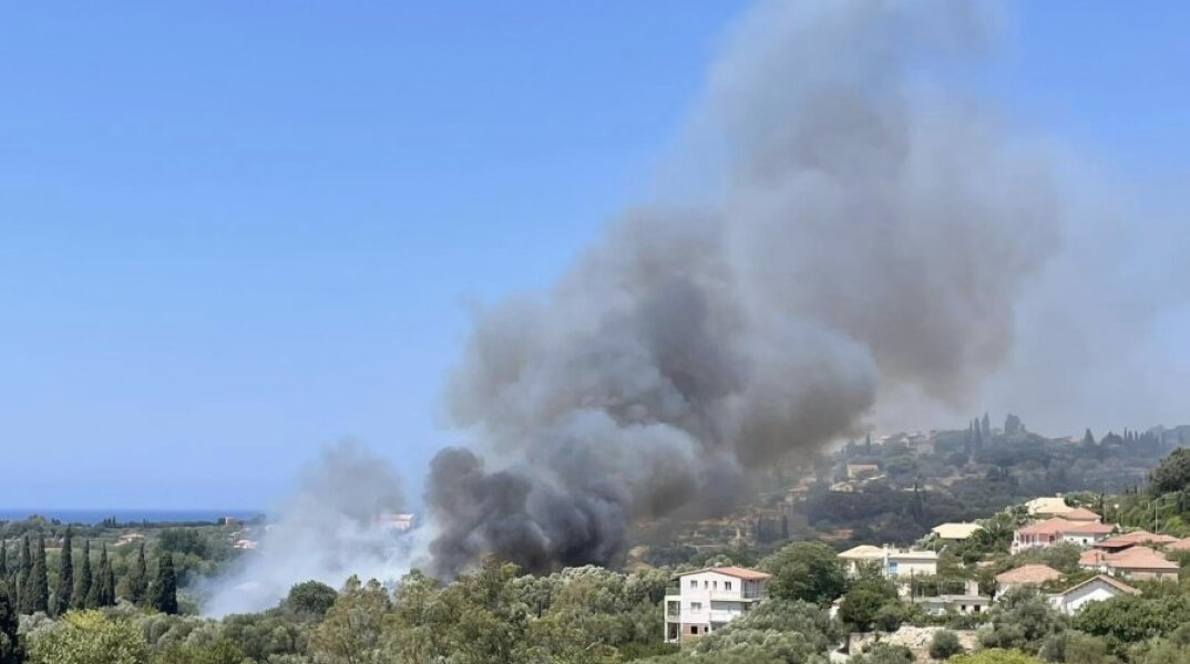 Εικόνα από τη φωτιά στο χωριό Ντομάτα στην Κεφαλονιά