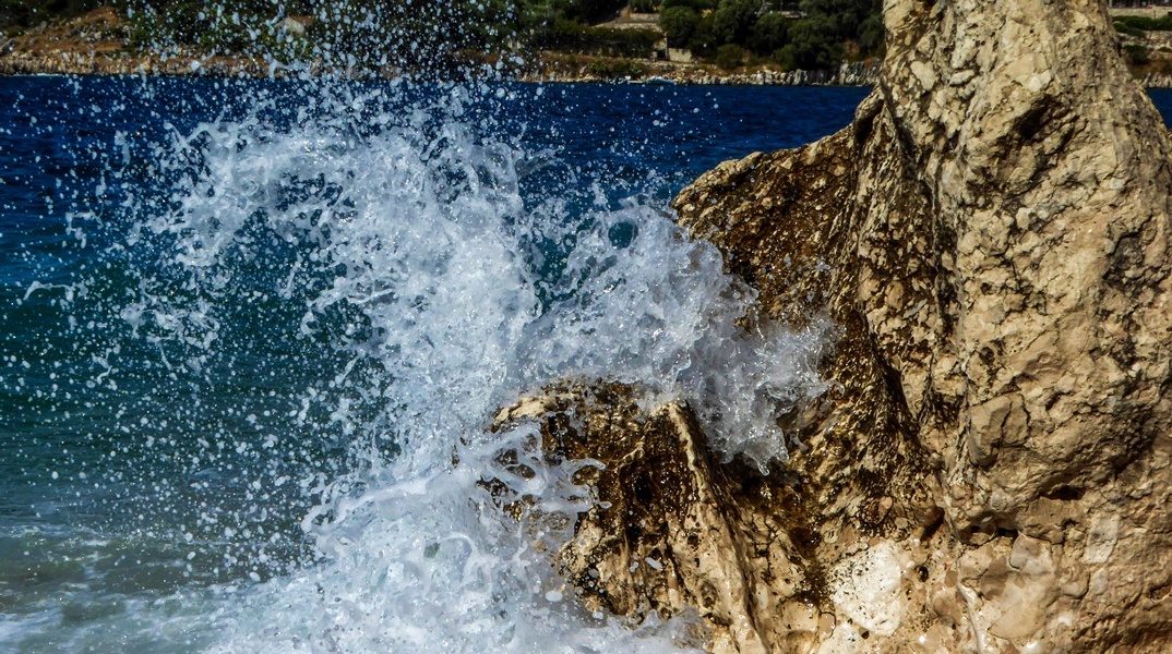 Κύματα σκάνε σε βράχο