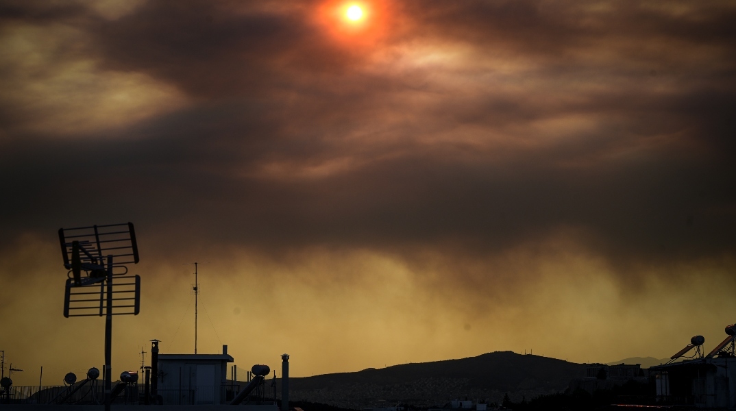 Φωτιά στην Εύβοια: Ο καπνός κάλυψε και τον ουρανό της Αθήνας