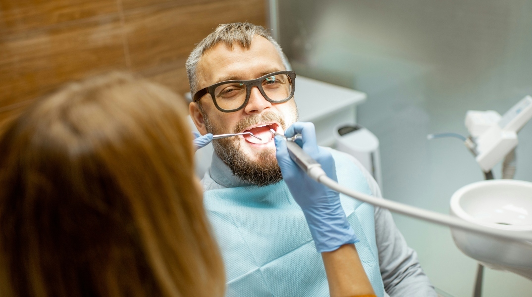 Οδοντιατρικά απρόοπτα: Οδηγίες για τον Αύγουστο