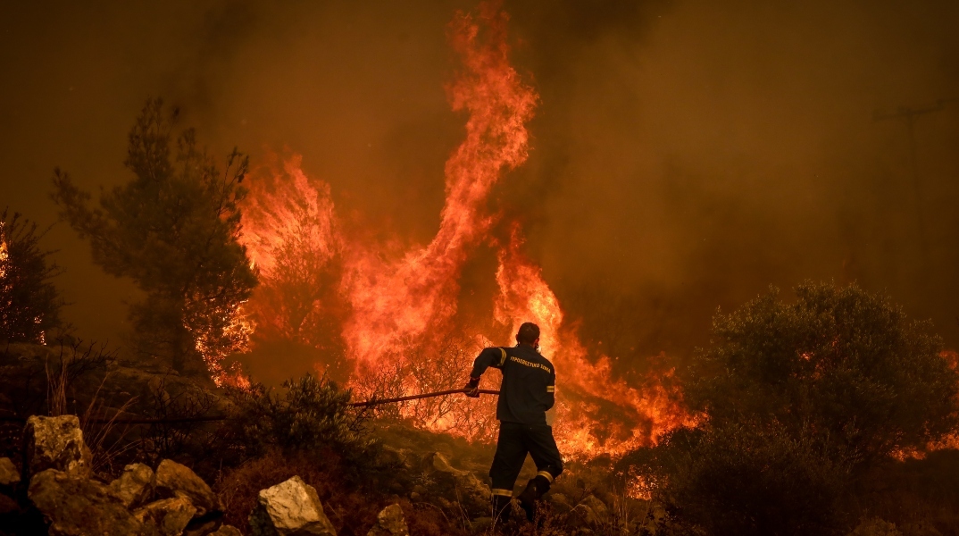 Φωτιά Εύβοια: Βίντεο με πυροσβέστες να περικυκλώνονται