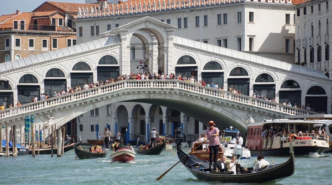 Η Βενετία θα περιορίσει στα 25 άτομα τα τουριστικά γκρουπ - Για να προστατευθεί η ποιότητα ζωής των κατοίκων - Αντιμέτωποι με πρόστιμα οι παραβάτες. 