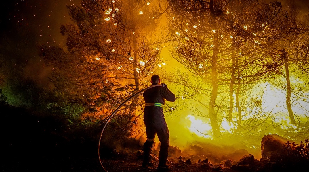 Πυροσβέστης επιχειρεί με μάνικα στην Εύβοια