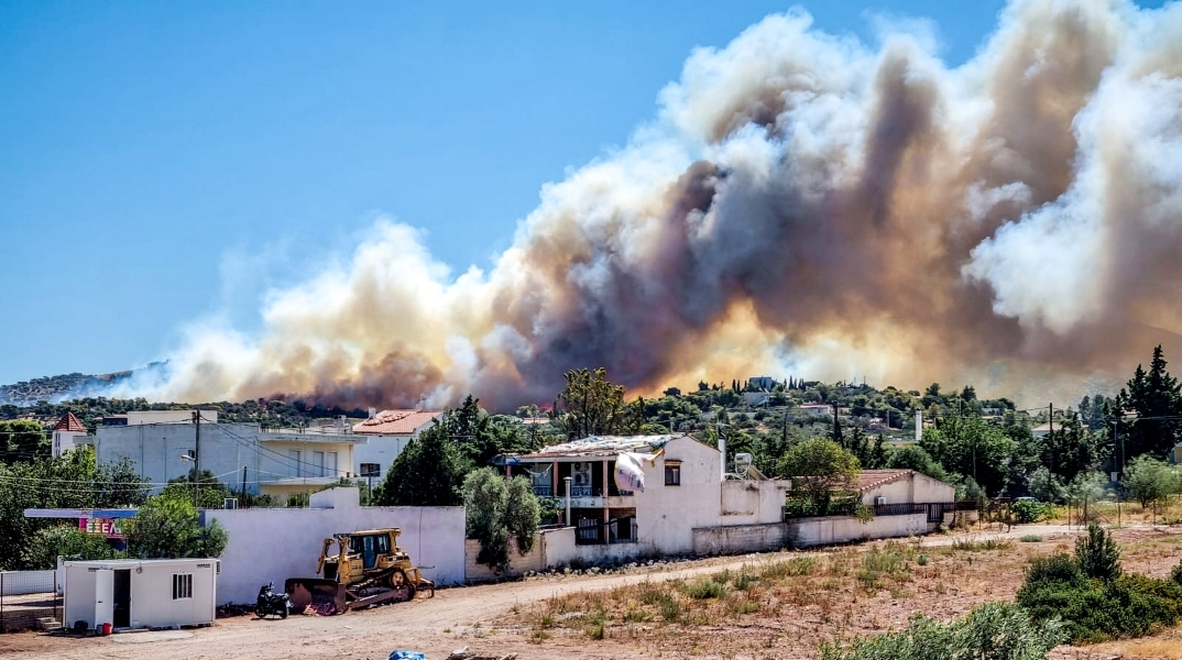 Φωτιά Κορωπί: Μήνυμα 112 για εκκένωση οικισμών