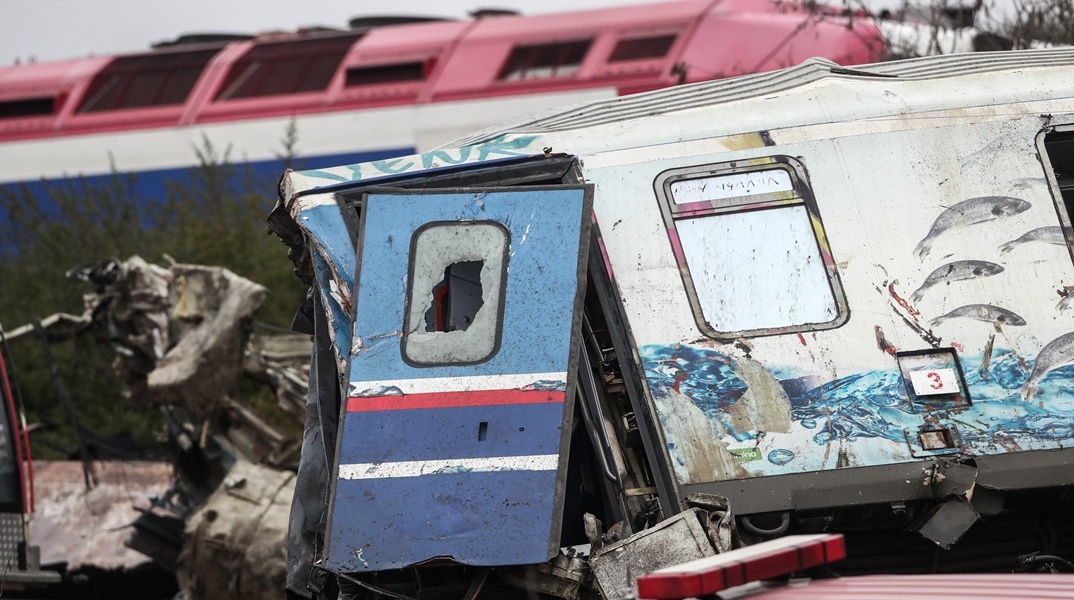 Βαγόνι στον τόπο του πολύνεκρου σιδηροδρομικού δυστυχήματος στα Τέμπη
