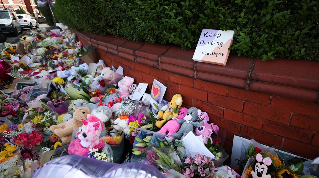 Λουλούδια και αρκουδάκια έξω από τον χώρο του εγκλήματος στο Southport στη Βρετανία