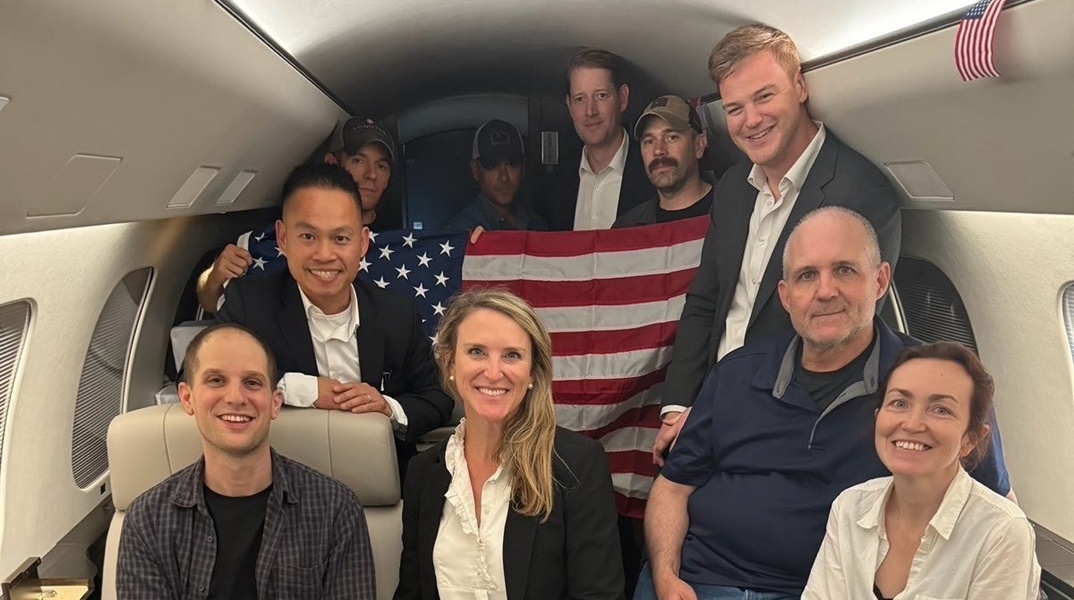 Αμερικανοί κρατούμενοι επιστρέφουν από τη Ρωσία στις ΗΠΑ και ποζάρουν με χαμόγελο μέσα στο αεροπλάνο