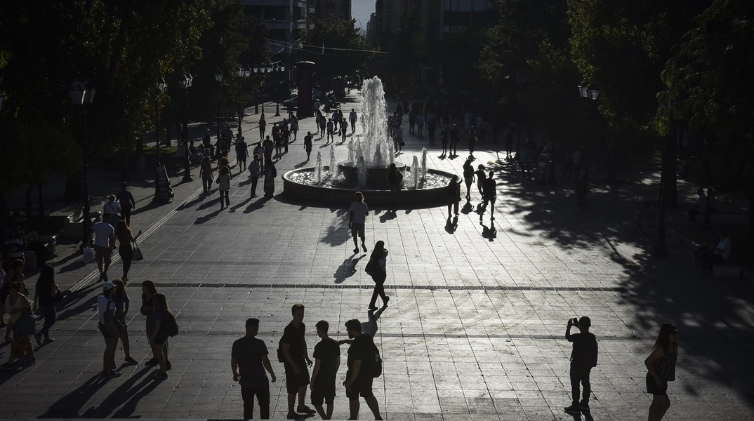 Σκιές πολιτών στο Σύνταγμα