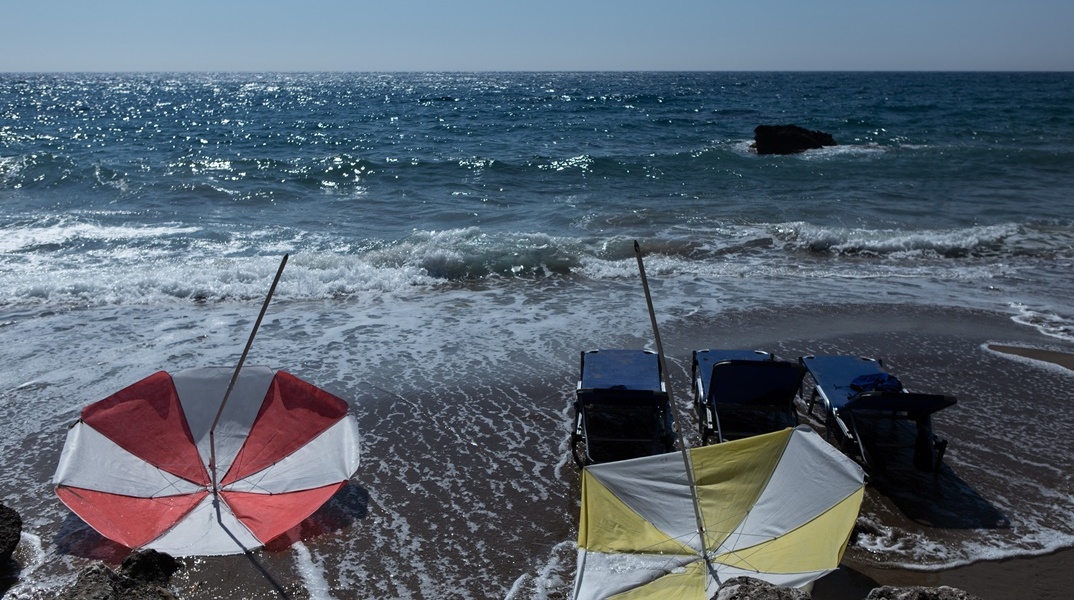 Αναποδογυρισμένες ομπρέλες σε παραλία και έντονος κυματισμός λόγω των μελτεμιών
