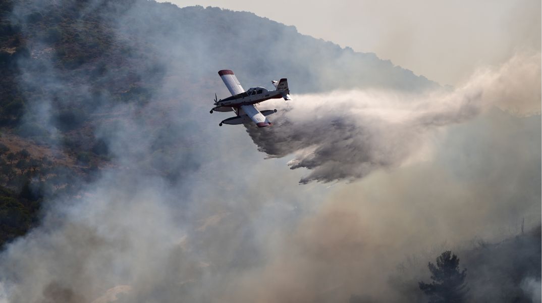 Φωτιά ξέσπασε σε χαμηλή βλάστηση στο Μαρκόπουλο Αττικής - Μεγάλη κινητοποίηση της Πυροσβεστικής - Στη μάχη με τις φλόγες και εναέρια μέσα. 