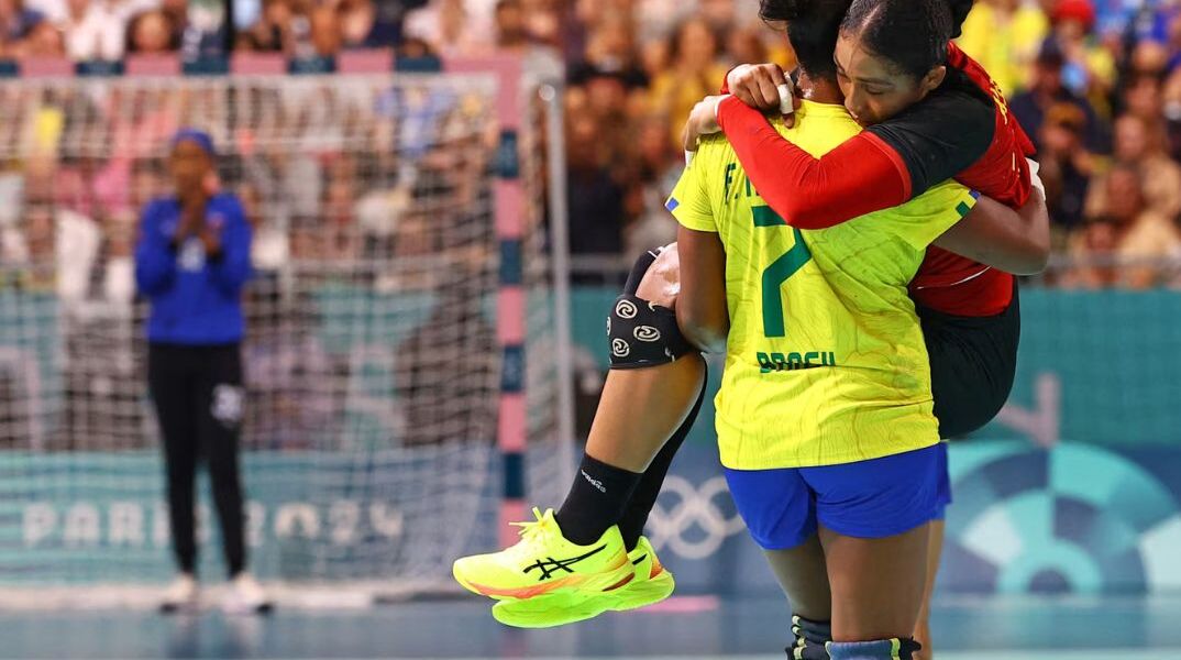 Ευγενής άμιλλα στους Ολυμπιακούς Αγώνες: Βραζιλιάνα μεταφέρει τραυματισμένη Αγκολέζα αντίπαλο της στα χέρια