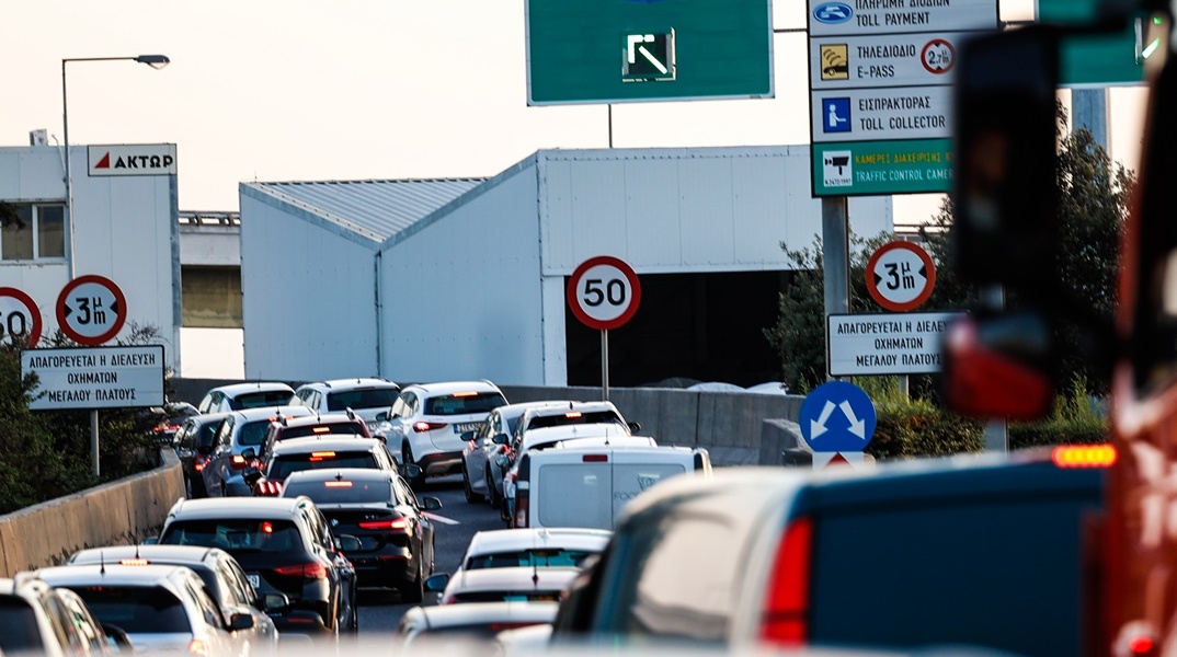 Οχήματα σε ουρά σε είσοδο της Αττικής Οδού