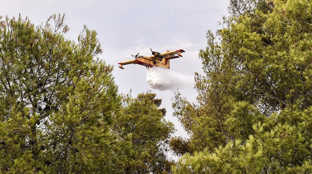 Πυροσβεστικό αεροσκάφος επιχειρεί για την κατάσβεση φωτιάς